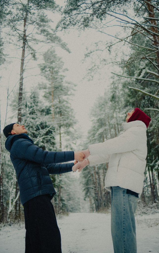 В студените дни на декември ме топлят очите, пълни с огън