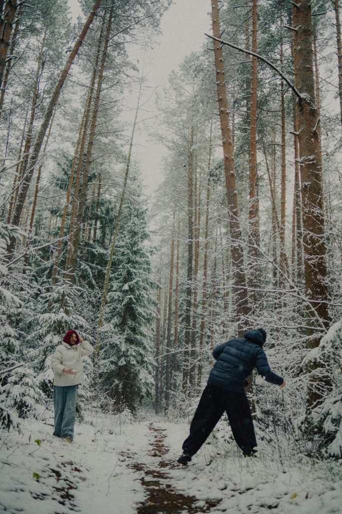 В студените дни на декември ме топлят очите, пълни с огън