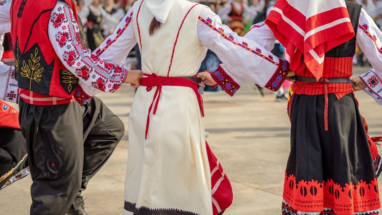 Градският човек и българските корени: може ли традицията да бъде модерна?