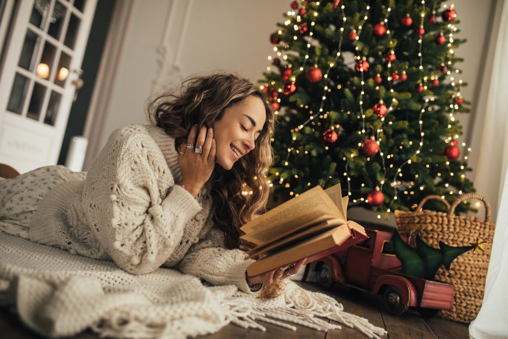 Поезия за Коледа: пет книги за бавни дни и дълги мисли