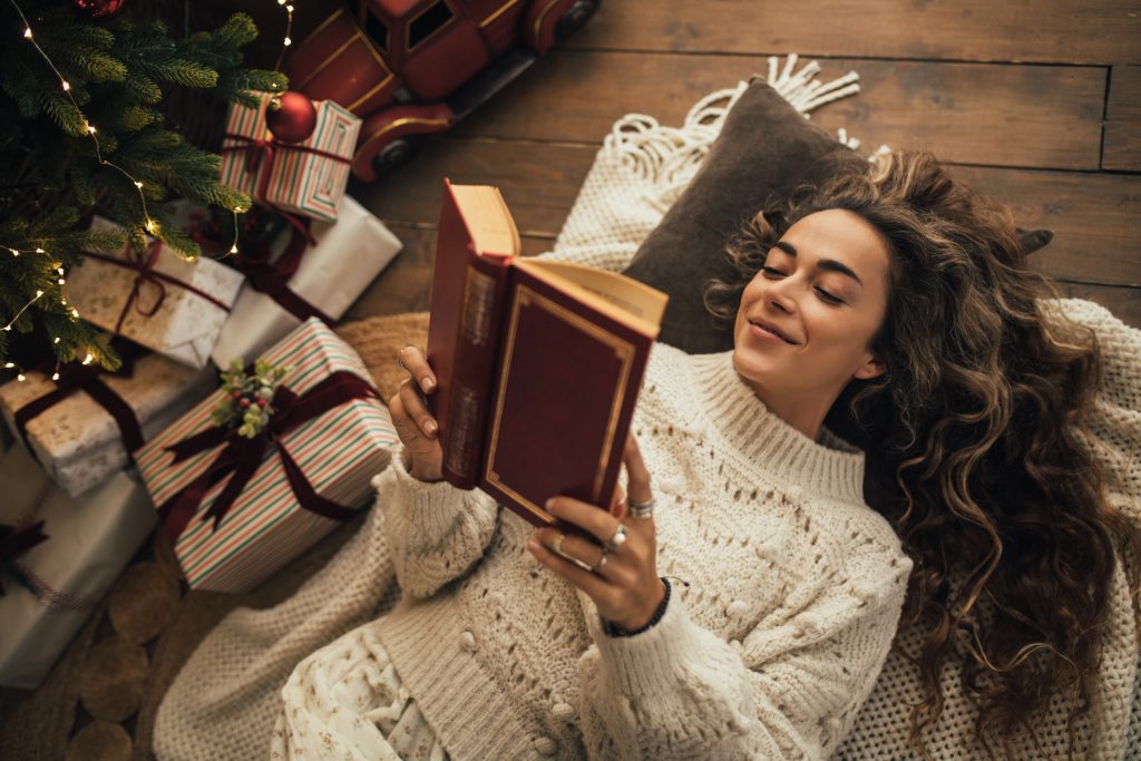 Поезия за Коледа: пет книги за бавни дни и дълги мисли